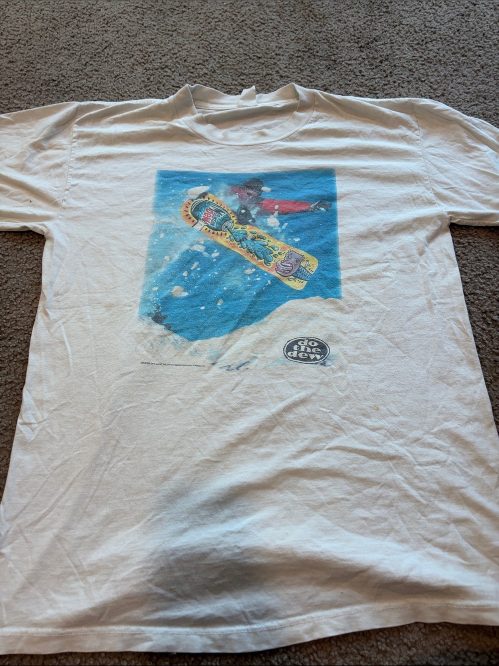 B71 Vintage White Graphic Snowboard Do the Dew Print Men’s T-Shirt